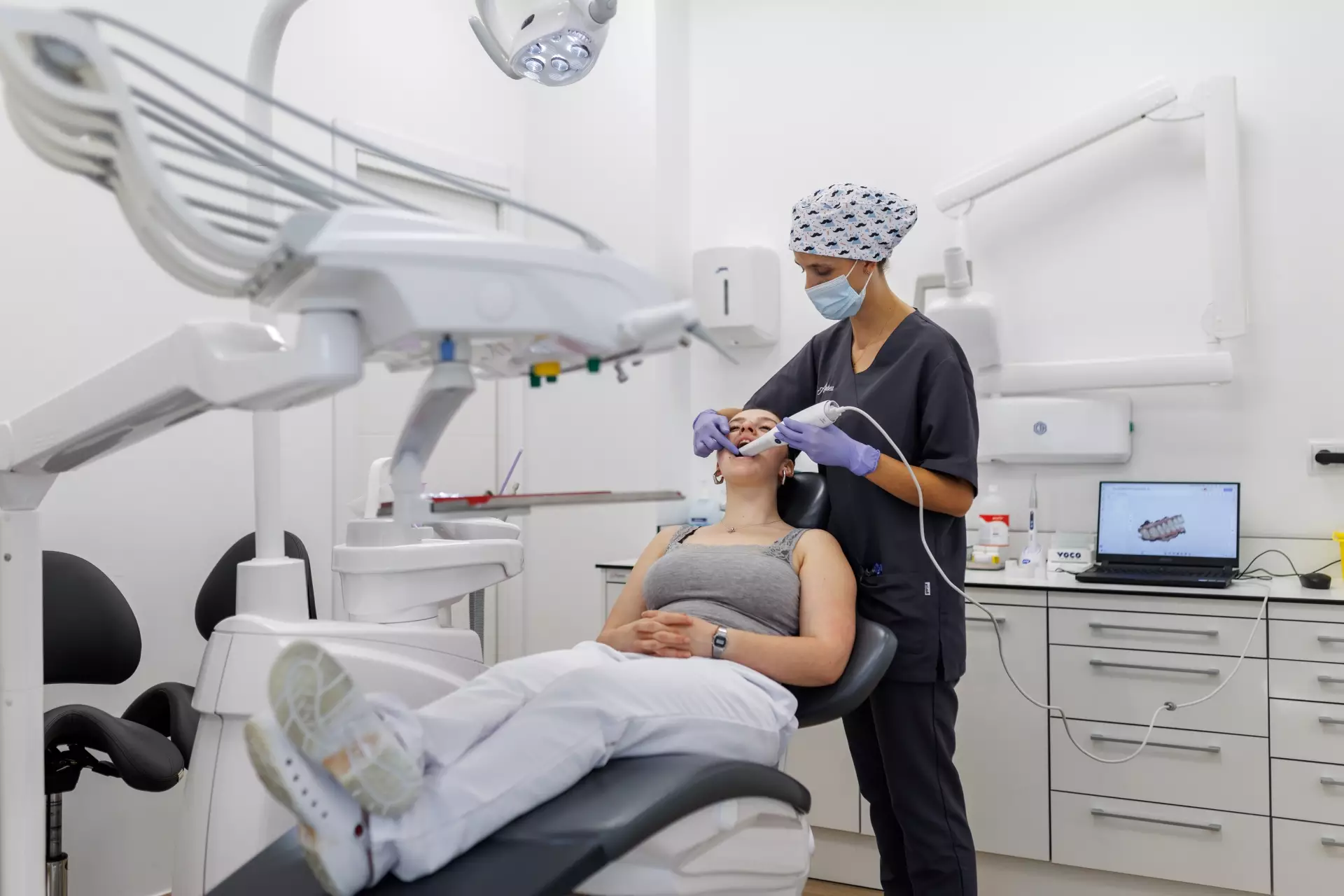 Dentista realizando un escáner bucal a una paceinte