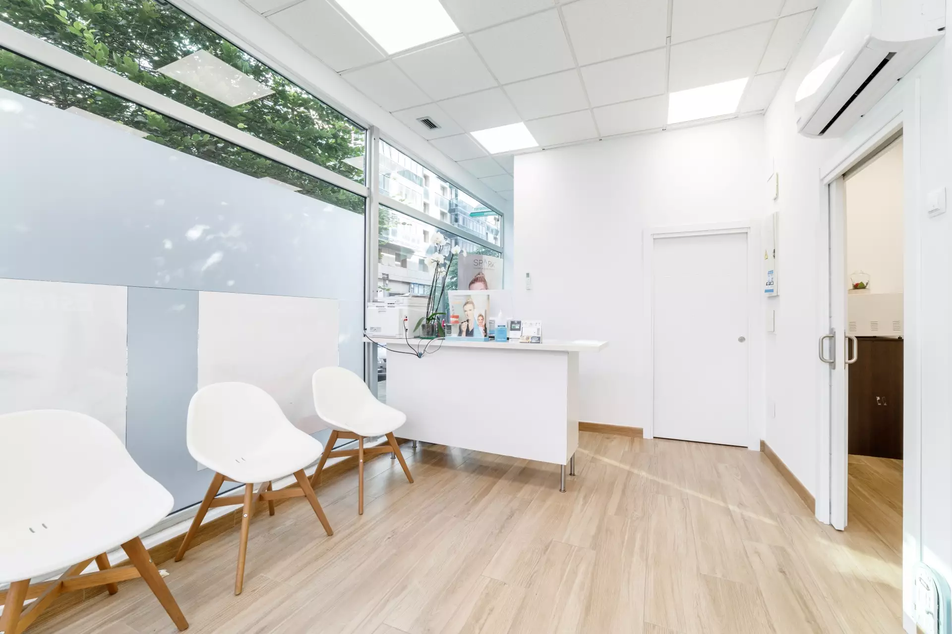 Sala de espera con mostrador y sillas