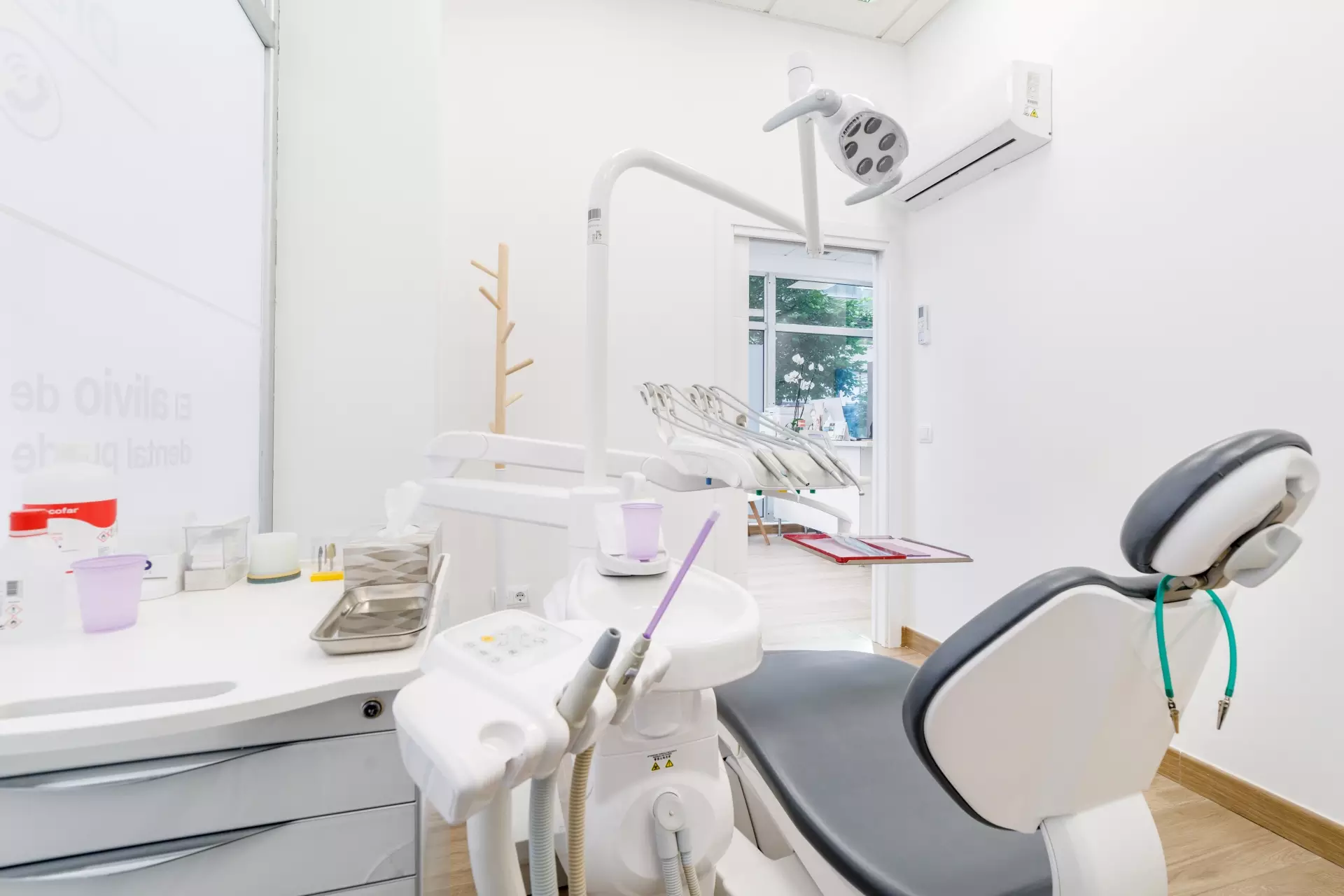Sala de dentista con un sillón en el centro