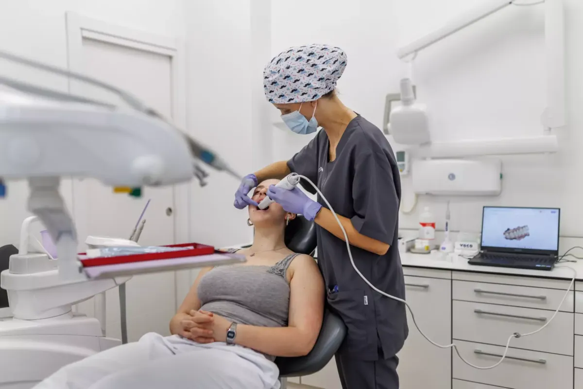 Dentista realizando un escáner bucal a una paceinte