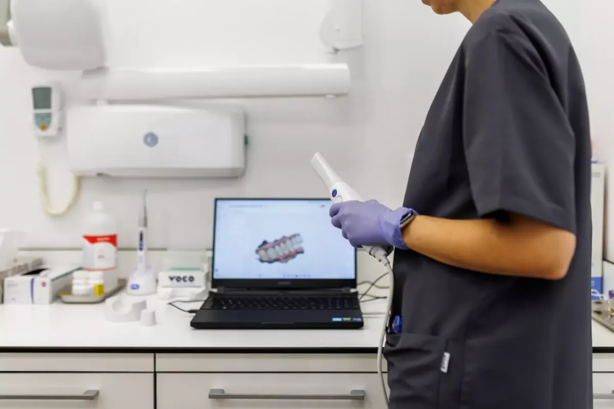 Pantalla de ordenador con un modelo 3d de una dentadura